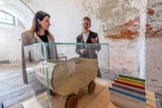 Kuratorin Sandra Mutschlechner zeigt Lisa Gadenstätter (l.), welche NS-Devotionalien, auch noch 80 Jahre nach dem Krieg, auf den Dachböden und in den Kellern Österreichs zu finden sind.
