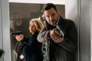 Jonas Fischer (Lukas Piloty, r.) und Vanessa Haas (Kerstin Landsmann, l.) hören in der Wohnung des Opfers verdächtige Geräusche.