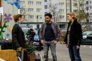 Die Kommissarin Tamara Meurer (Anja Pahl, r.) und ihr Kollege David Grünbaum (Omar El-Saeidi, M.) befragen die Nachbarin der Toten, Melina Satori (Victoria Schulz, l.). Sie haben sich gemeinsam um das Gemeinschaftsbeet in der trostlosen Hochhaussiedlung gekümmert.
