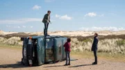 Das Tatfahrzeug wird komplett ramponiert auf einem einsamen Parkplatz im Naturschutzgebiet gefunden. Das SUV war kurz vorher als gestohlen gemeldet worden, der Motor ist noch warm. Feldmann (Oliver Wnuk, l.) erläutert Ina Behrendsen (Julia Brendler) und Carl Sievers (Peter Heinrich Brix, r.) seine Theorie: Dieser Wagen hatte gleich zwei Unfälle.