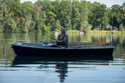 Irmgard Erler (Isabel Schosnig) traut ihren Augen nicht: Sie angelt eine Leiche aus dem See.