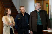 Kommissarin Andresen (Sophie Melbinger, l.), Polizeihauptmeister Mohr (Max Müller, M.) und Kommissar Stadler (Dieter Fischer, r.) ermitteln im Fall eines ermordeten Milchbauern.