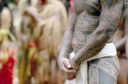 Tänzer auf Nuku Hiva, einer Insel der Marquesas inmitten des Pazifiks: Seine Tätowierung wird „Patutiki“ genannt. Die Symbole stammen von der Gottheit Tiki, dem Urvater der Marquesaner.