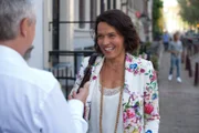 Mia (Ulrike Folkerts) freut sich, dass Jan (Filip Peeters) sie vor ihrem Hotel erwartet.