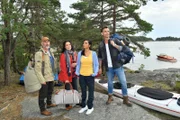 In Schweden angekommen macht Max Parger (Florian Silbereisen, r.) ernst: Zusammen mit Martin Grimm (Daniel Morgenroth, l.), Hanna Liebhold (Barbara Wussow, 2.v.l.) und Dr. Jessica Delgado (Collien Ulmen-Fernandes, 2.v.r.) geht es in die Wildnis zum Teambuilding.