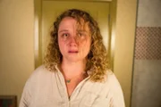 Helen (Danielle Macdonald) ist verzweifelt: Sie vertraut Elliot nicht mehr und fürchtet, dass er sie anlügt.