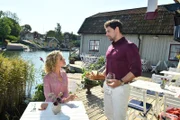 Zwischen Zara Svensson (Barbara Prakopenka) und Anton Straubinger (Joshua Grothe) knistert es gewaltig. Doch hat eine Liebe mit unterschiedlichen Lebenseinstellungen eine Zukunft?