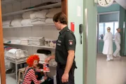 Mattes (Matthias Schloo, r.) versucht die Mutter des Findelkindes zu ermitteln und stößt auf einen Clown (Anna Willecke, l.) im EKH.