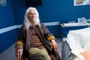 Niamh Cassidy (Olwen Fouéré) und ihre Fast-Schwiegertochter Helen haben im Krankenzimmer eine ziemlich unbefriedigende Unterhaltung.