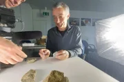 Andreas Oschlies (re.) ist Physiker und Leiter der Forschungseinheit Biogeochemische Modellierung am GEOMAR in Kiel. Laut ihm ist die Erderwärmung ohne Eingriffe ins System nicht auf 1,5 beziehungsweise 2 Grad zu begrenzen.