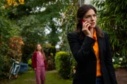 Charlie (Josefine Preuß, l.) belauscht ein Telefonat von Nikki (Leonie Parusel, r.) und erfährt so den wahren Grund für deren überraschenden Besuch).