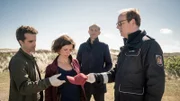 Polizist Schneider (Stephan A. Tölle, r.) unterstützt die Kommissare Hinnerk Feldmann (Oliver Wnuk, l.), Ina Behrendsen (Julia Brendler) und Carl Sievers (Peter Heinrich Brix, 2.v.r.), bei den Ermittlungen.