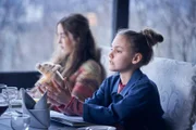 V.l.: Laura (Maya Lauterbach) und Emma (Emilia Weisse)