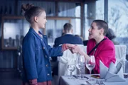 V.l.: Hannah (Julia E. Lenska) und Emma (Emilia Weisse)