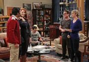 Endlich will Raj (Kunal Nayyar, l.) seinen Freunden Penny (Kaley Cuoco, r.), Leonard (Johnny Galecki, 2.v.r) und Sheldon (Jim Parsons, M.) seine Freundin Emily (Laura Spencer, 2.v.l.) vorstellen. Doch das Treffen verläuft anders als geplant ...