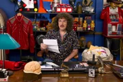 Ted hat Schwierigkeiten, eine Begleitung für ein Weird Al Yankovic Konzert zu finden.