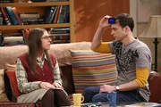 Was ist nur mit Sheldon (Jim Parsons, r.) und Amy (Mayim Bialik, l.) los?