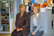 Agnes (Susanne Szell, l.) besucht Helga (Ulrike Mai, r.) und will sich endlich mit ihr wieder versöhnen.