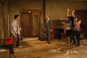 Jeder trifft irgendwann mal eine dumme Entscheidung, die das Leben verändert: Marshall (Jason Segel, 2.v.r.), Barney (Neil Patrick Harris, 2.v.l.), Lily (Alyson Hannigan, M.) und Robin (Cobie Smulders, r.) merken schnell, dass Ted (Josh Radnor, l.) dies getan hat ...