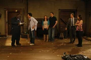 Ted (Josh Radnor, 2.v.l.) präsentiert seinen Freunden seine neue Errungenschaft: ein eigenes Haus. Marshall (Jason Segel, 3.v.r.), Barney (Neil Patrick Harris, 2.v.r.), Lily (Alyson Hannigan, 3.v.l.) und Robin (Cobie Smulders, r.) sind entsetzt. Als dann ein Mitarbeiter (Gary Anthony Williams, l.) des Bauamts auftaucht, um das Haus zu prüfen, stellt sich heraus, dass der Zustand des Hauses noch schlimmer ist, als es auf den ersten Blick erscheint ...