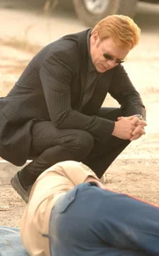 Als Sergeant Timothy Hicks erschossen auf einem privaten Schießplatz aufgefunden wird, fällt auf, dass an dem Tatort kein Blut zu sehen ist. Lt. Horatio Caine (David Caruso) untersucht den Tatort.