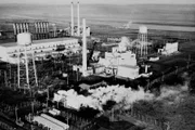 Luftbildaufnahmen des Bereichs 100-B der Hanford Site in der Nähe von Richland, Washington, USA, im Januar 1945. Auf dieser Ansicht ist der B-Reaktor zu sehen, der erste jemals in großem Maßstab gebaute Kernreaktor.