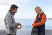 Enrico Gennari und Michelle Jewell bereiten sich darauf vor, einen Robbenköder für ihre Fangexpedition auszuwerfen.