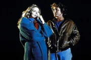 Mary (Priscilla Barnes, l.) gesteht Jonathan (Michael Landon, r.), dass sie sich in den blinden Frank verliebt hat.
