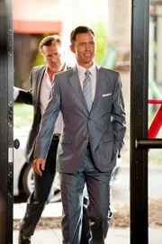 Michael (Jeffrey Donovan, r.) jagt immer noch den Mörder seines Bruders hinterher. Ein Hinweis fürht ihn und Sam (Bruce Campbell) zu einer privaten Sicherheitsfirma namens Pryon Group...