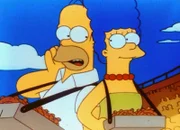 Marge und Homer verteilen Gratisbrezeln im Baseballstadion.