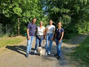 Familie Devincentis mit Havaneser Percy und Trainerin Sophie (r.)