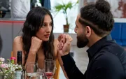 Rana (Taj Atwal) glaubt, dass Adil (Merch Husey) ihr einen Antrag machen wird. Doch mit dem, was Adil vorhat, hatte Rana nicht gerechnet.