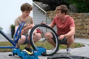 Erik Gellert (Lennart Betzgen, r.) steht vor einem wichtigen Vorstellungsgespräch, während sein Bruder Lukas Gellert (Nico Ramon Kleemann, l.) ihn nicht mit seinen Problemen belasten will.