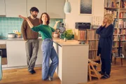 Nina (Lavinia Wilson, M.) präsentiert ihrer Mutter Ini (Johanna Gastdorf, r.) die neue Wohnung, die sie und Jannos (Jasin Challah, l.) durch die Mitgliedschaft in einer Baugruppe beziehen konnten.
