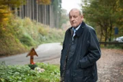 Am Horsthauser Landweg – auch "Straße der Tränen" genannt – sind in der Vergangenheit Schülerinnen nach einem Discobesuch entführt und drei Tage später ermordet worden. Kann Wilsberg (Leonard Lansink) den Serienmörder dieses Mal rechtzeitig ermitteln?