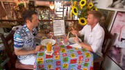 Restaurantbesuch in Havanna: Nils Egtermeyer (re.) Michael Schuller (li).