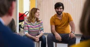 Beim ersten Treffen der Elterninitiative verkünden Nina (Lavinia Wilson) und Jannos (Jasin Challah), dass ein Dokumentarfilm über das Projekt gedreht wird.