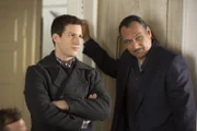 Jake Peralta (Andy Samberg, l.), Victor Santiago (Jimmy Smits)