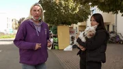 Katrin (li.) und ihre Familie sorgen sich um Hund Chulo. Der Vierbeiner verhält sich seit ein paar Tagen seltsam, weswegen die Familie an einem Tierarztbesuch nicht vorbei kommt.