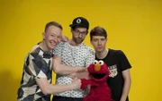 Elmo begrüßt „Deine Freunde“ in der Sesamstraße.