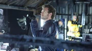 Hodgins (TJ Thyne) sucht in einem ausgebrannten Bunker, in dem  eine ehemalige Militärangehörige den Tod gefunden hat, nach Spuren.