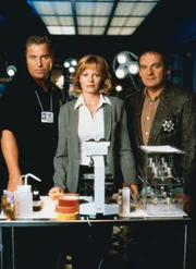Gil (William Petersen, li.) hat am Tatort eines vermeintlichen Selbstmords ein Deja-Vu-Erlebnis. Wieder gibt es einen Toten in einer Badewanne, wieder ist der Selbstmord nur vorgetäuscht. Am Tatort findet man nur einen einzigen verdächtigen Fingerabdruck: den von Gil! Jim (Paul Guilfoyle) und Catherine (Marg Helgenberger) versuchen, den Fall aufzuklären.