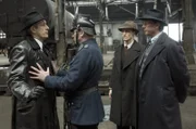 Der Regierungsrat der Polizei August Benda (Matthias Brandt, rechts) und Sebald (Hendrik Heutmann, 2. von rechts) wollen mit Hilfe der Polizei an den Güterwagon.