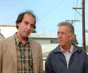 Quincy (Jack Klugman, r.) und Bewährungshelfer Rick (Gregory Sierra) ermitteln, um den 14-jährigen Ethan zu entlasten.