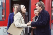 Stefan (Sigmar Solbach, re.), der Ruth (Dorothee Reize, 2.v.re.) zum Bahnhof begleitet hat, begrüßt freudig Ruths Schwester Sophie (Marion Mitterhammer), von der er sehr angetan ist (li. Max Alberti).