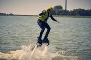 Lars (Sebastian Schwarz) macht den Anfang bei der Teambuilding-Aktion und steigt als erster auf das Flyboard.