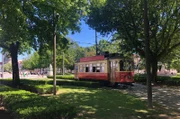 Straßenbahn in Porto im Park Jardim da Cordoaria.