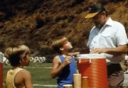 Mark (Victor French, r.) freut sich, dass sich Eric mit dem blinden Dave angefreundet hat.