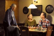 Vera wirft Gregor vor, dass er sich auf die Seite von Barbara stellt. Von links: Barbara (Désirée Nick), Vera (Sybille Waury), Gregor (Holger Matthias Wilhelm).