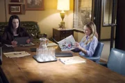 Noch haben Prentiss (Paget Brewster, l.) und JJ (AJ Cook, r.) keine Spur, wer für den Mord an den Familien zweier Schüler verantwortlich ist. Doch die Ermittlungen laufen auf Hochtouren ...
